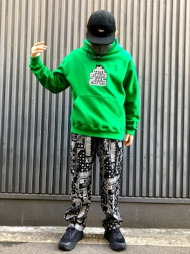 「BlackEyePatch（ブラックアイパッチ）のアイテム（パーカー）」を使った、柏木　翔真さん（メンズ・165cm）の秋コーディネート