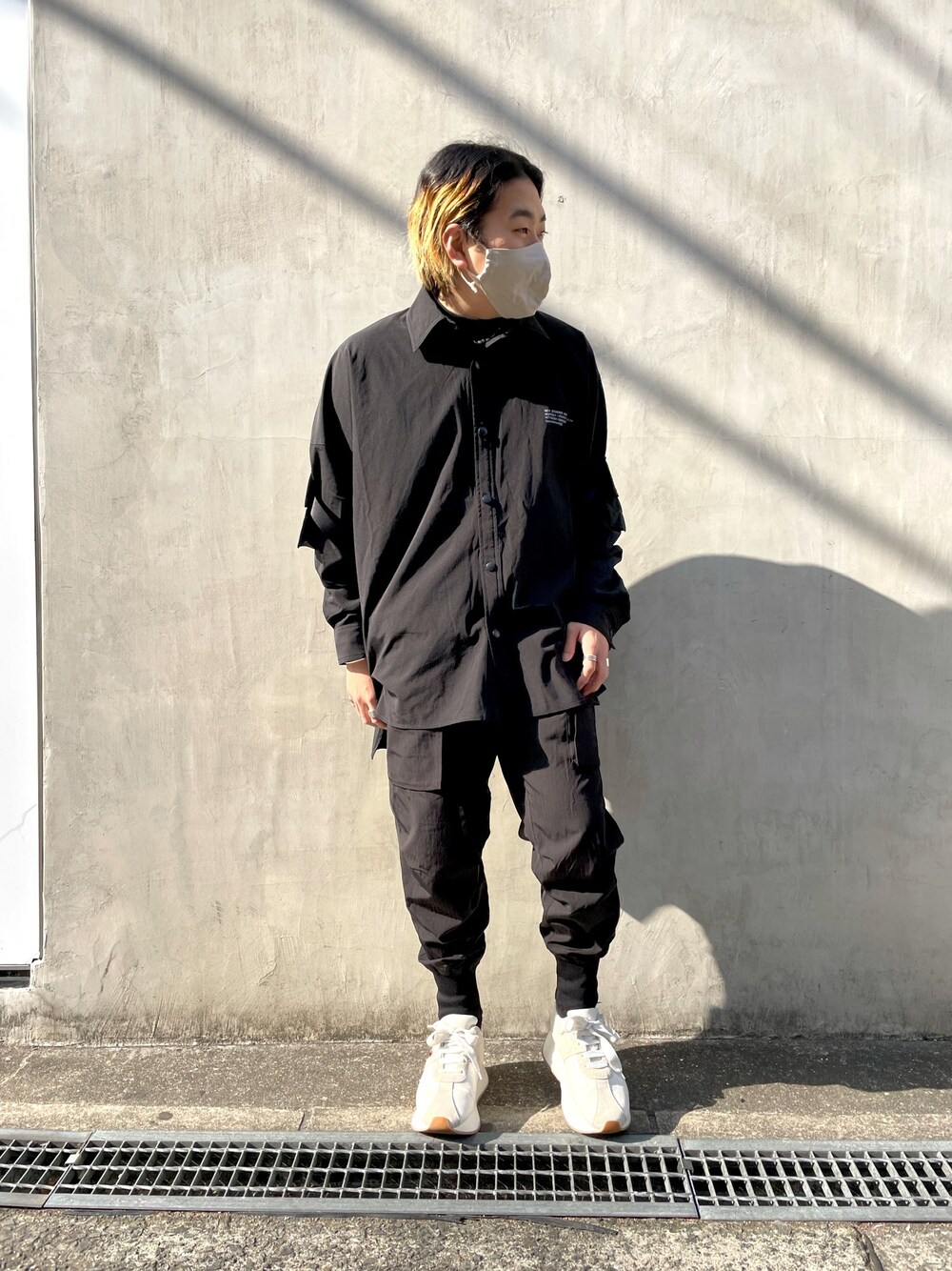 ブラック系のパンツ、ブラック系のシャツ/ブラウス、ブラック系のシャツ/ブラウスを着用したメンズの冬コーディネートの1枚目の写真