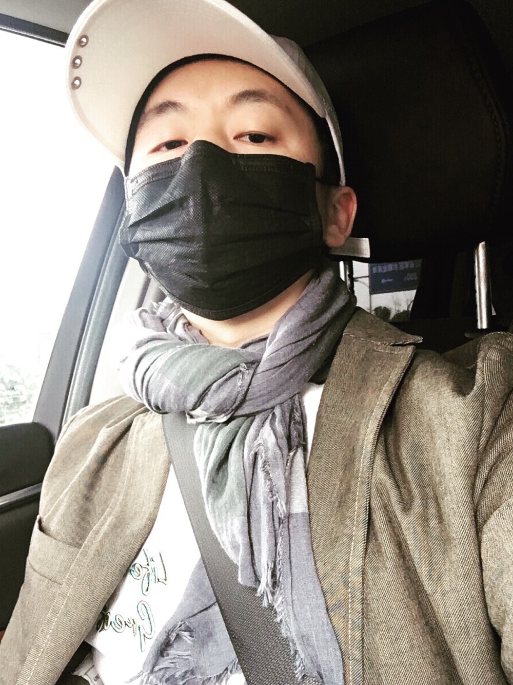 「ANDERSSON BELLのアイテム（Tシャツ/カットソー、ホワイト系）」を使った、A-CbyMOONさん（メンズ・172cm）の春コーディネートの1枚目の写真