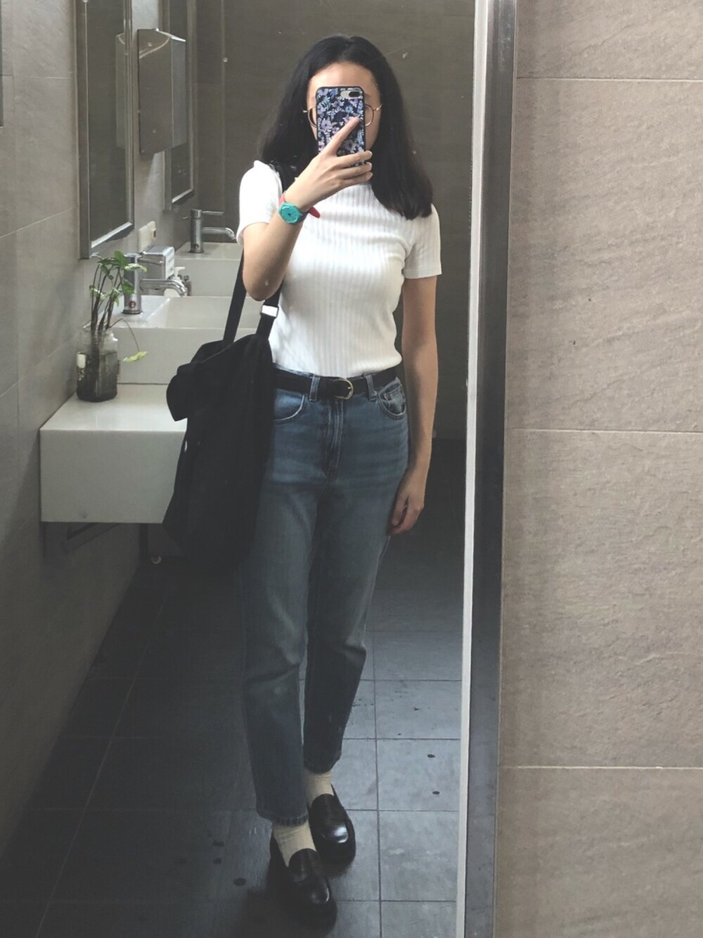 「ジーンズ、Tシャツ、ootd」｜「GUのテーパードアンクルジーンズ（その他パンツ、ブルー系）」を使った、中田さん（レディース・157cm）の夏コーディネートの1枚目の写真