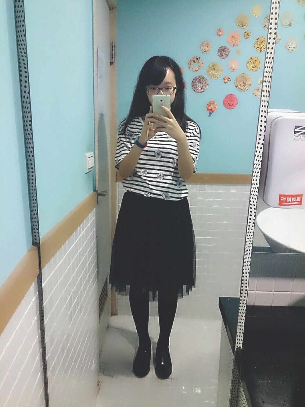 「UNIQLOのアイテム（トップス、ホワイト系）」を使った、中田さん（レディース・155cm）の秋コーディネートの1枚目の写真
