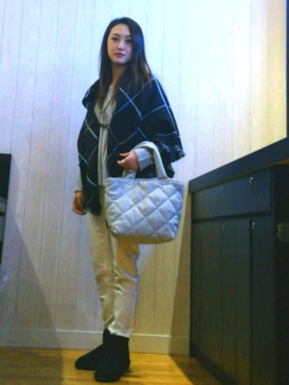 グレー系のトートバッグ、ホワイト系のその他パンツ、グレー系のニット/セーターを着用したレディースの冬コーディネートの1枚目の写真