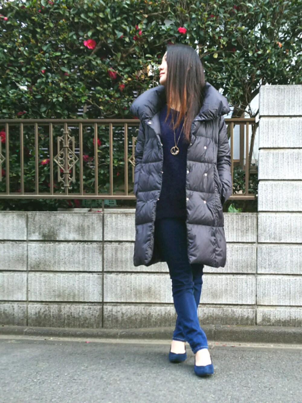 ブルー系のデニムパンツ、ブルー系のパンプス、ブルー系のニット/セーターを着用したレディースの冬コーディネートの1枚目の写真