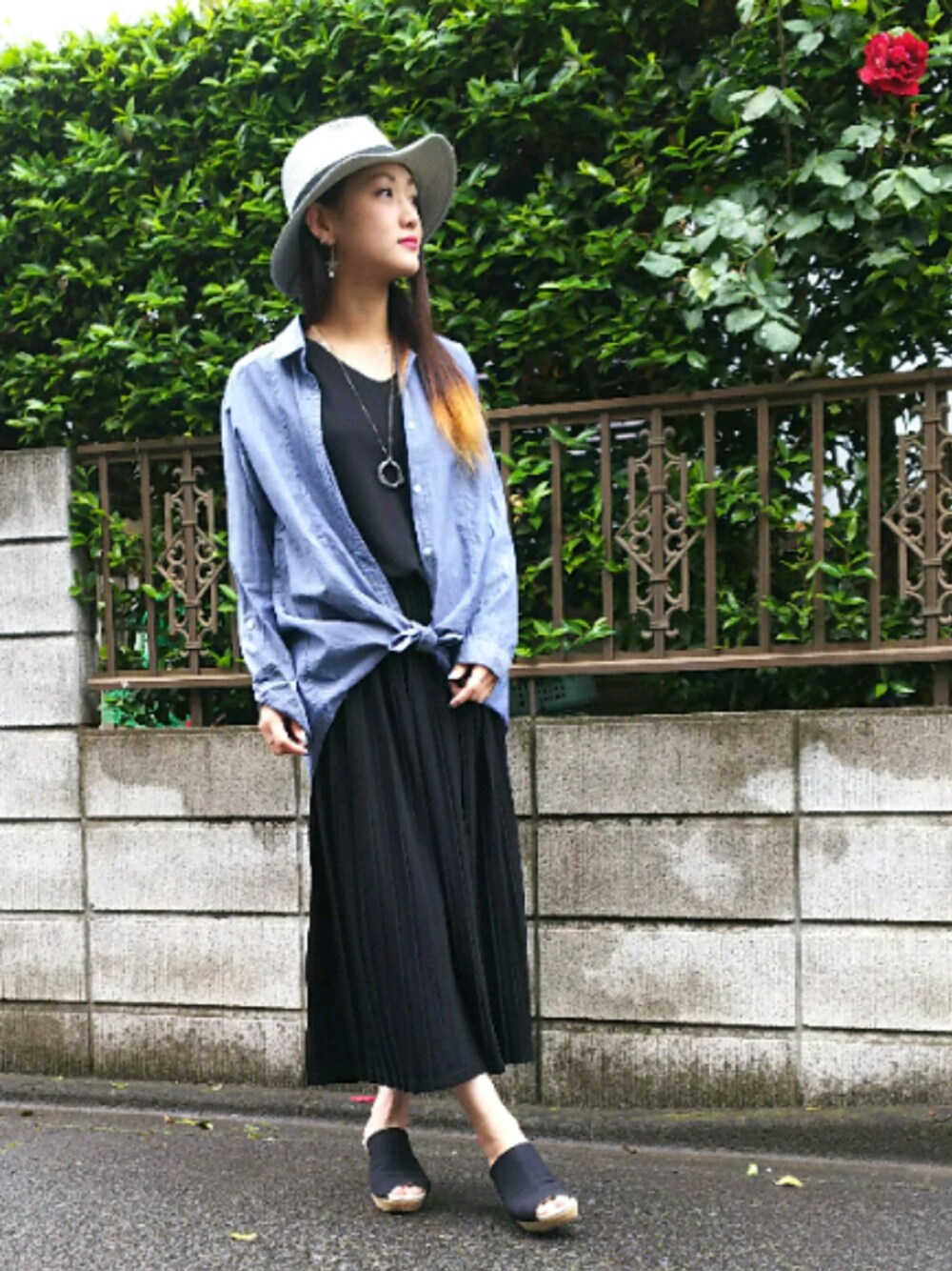 ブラック系のサンダル、ブラック系のワンピース、ブルー系のシャツ/ブラウスを着用したレディースの春コーディネートの1枚目の写真