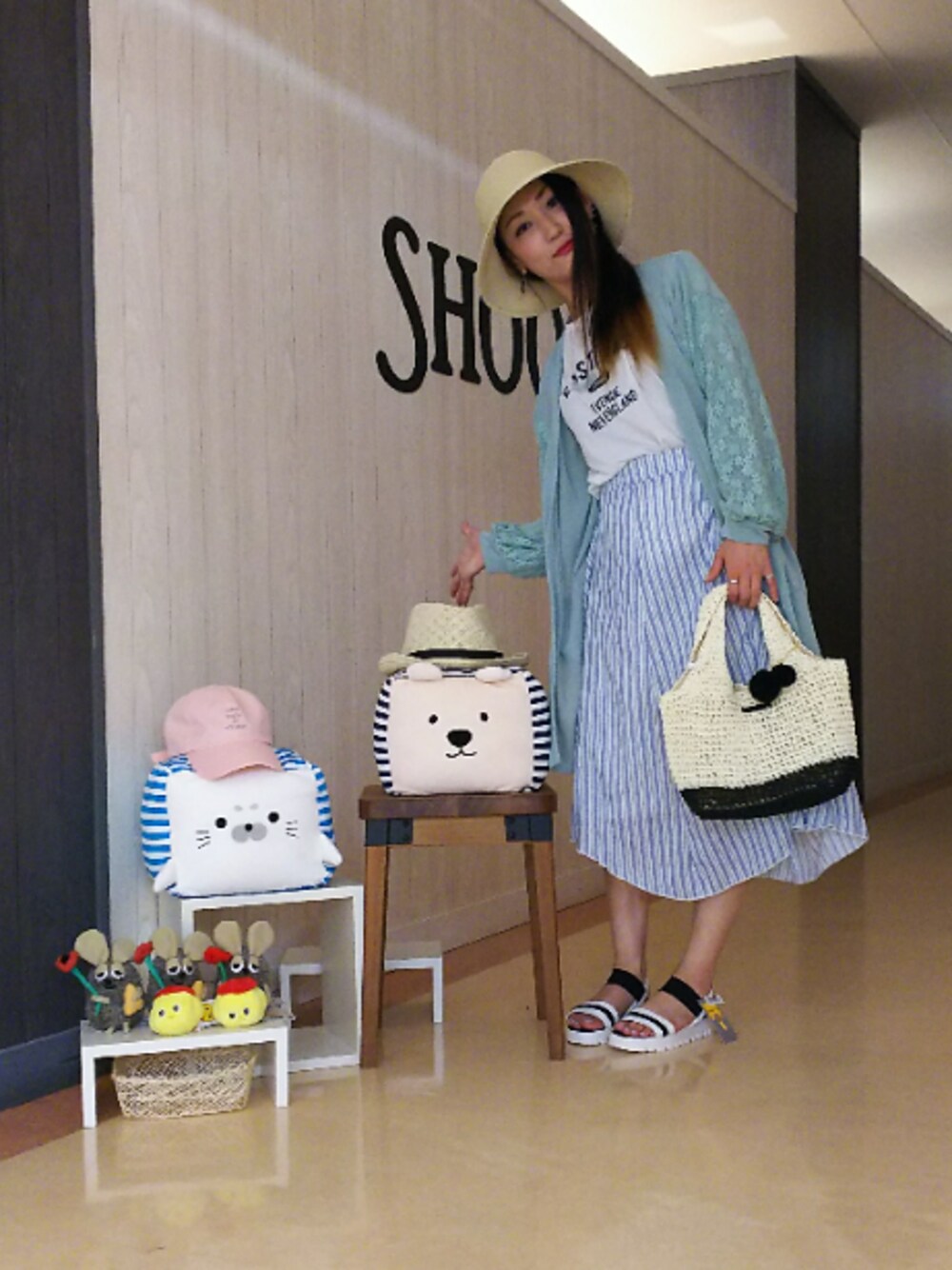 「シューラルー、春夏コーデ、プチプラ、きれいめカジュアル、フレアスカート、サンダル、クッション、おすすめ、かごバッグ、カジュアルガーリー」｜「Cutie Blondeのサンドウォッシュロゴプルオーバー（Tシャツ/カットソー、ホワイト系）」を使った、おるたんさん（レディース・162cm）の春コーディネートの1枚目の写真