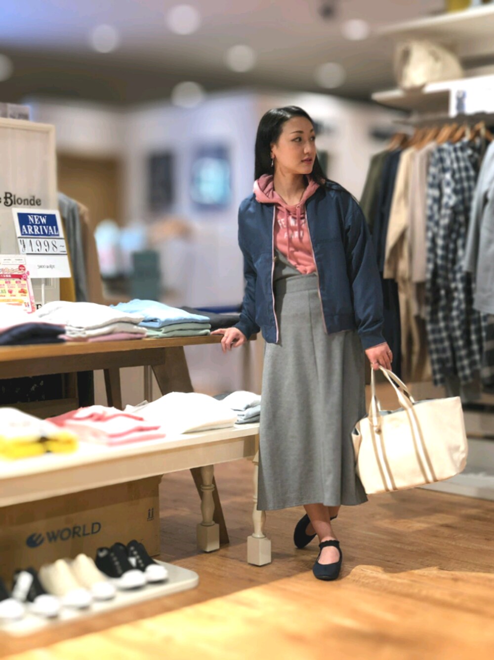 ブラック系のパンプス、グレー系のサロペット/オーバーオール、ベージュ系のバッグを着用したレディースの春コーディネートの1枚目の写真