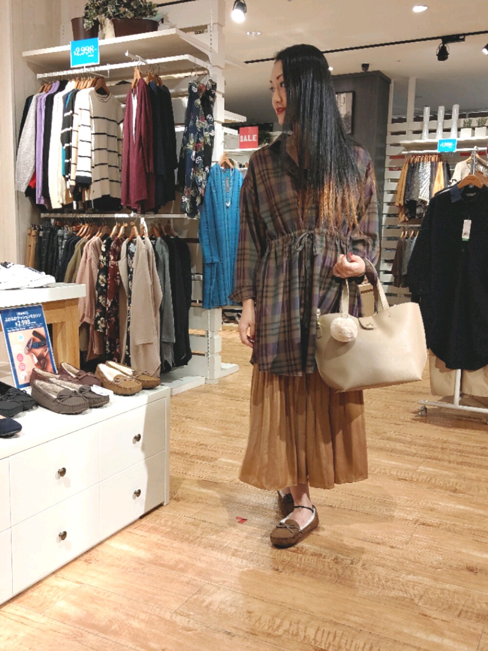 「シューラルー、ドレスキップ、モカシン、プリーツスカンツ、秋コーデ、チェック、きれいめカジュアル、プチプラ、ゆるコーデ、ファー小物」｜「DRESKIPのウエストリボンチュニックワンピ（チュニック、パープル系）」を使った、おるたんさん（レディース・162cm）の秋コーディネートの1枚目の写真
