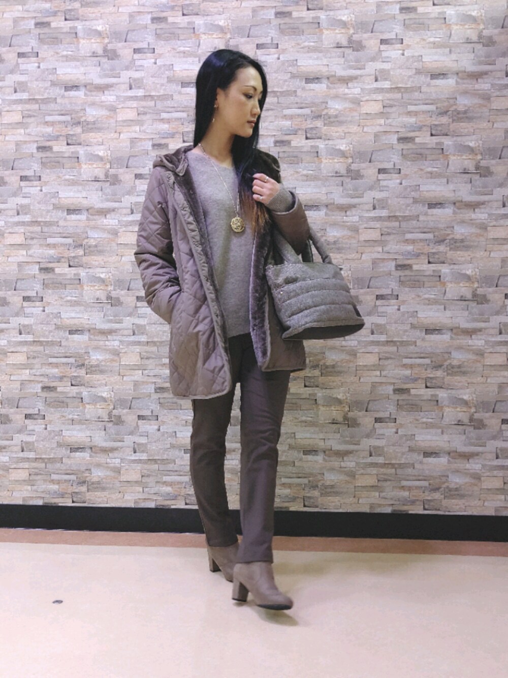 ブラウン系のブーツ、ブラウン系のその他パンツ、ブラウン系のニット/セーターを着用したレディースの秋コーディネートの1枚目の写真