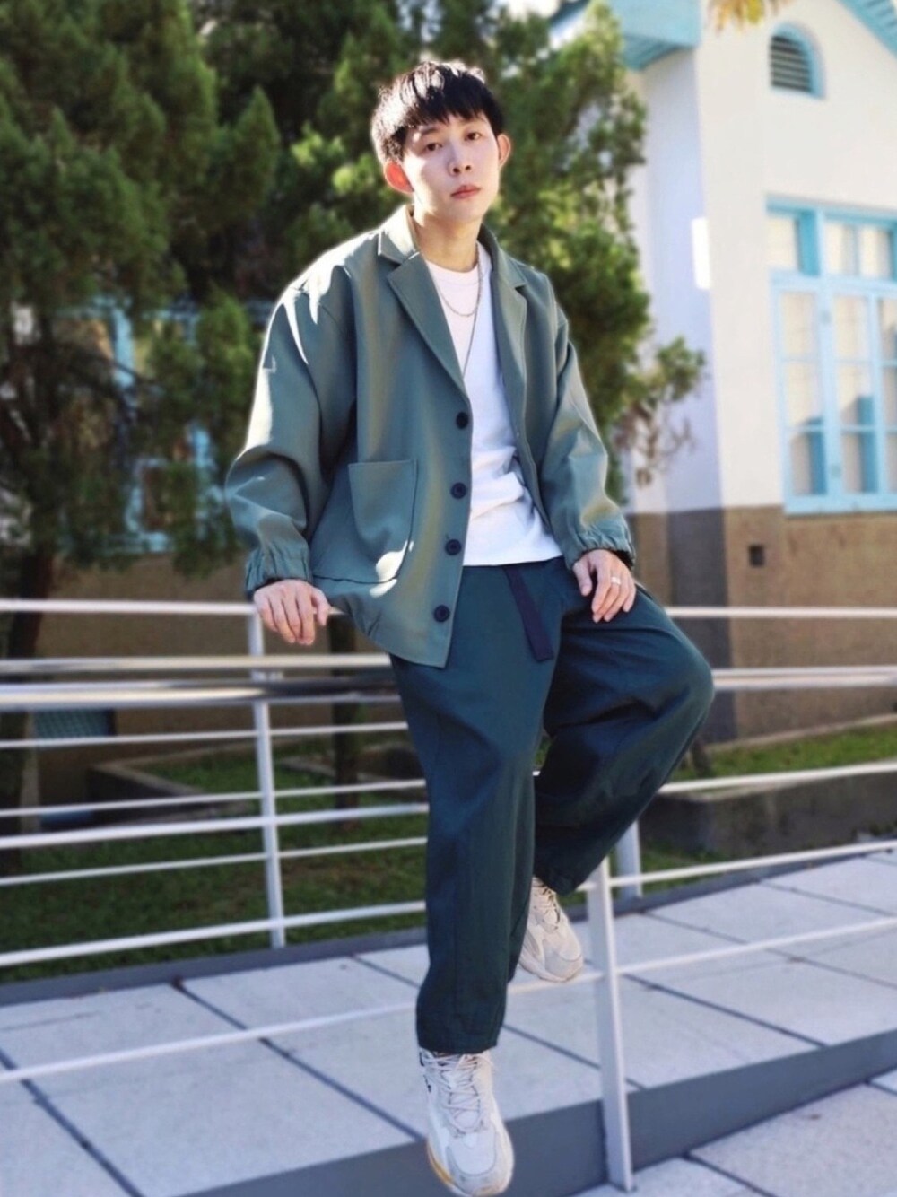 「Taiwan、コーディネート、Green Parks、日系极简、ootd、korea style、Japanese style、暖色系、韓系、Suit」｜「Recoveryのアイテム（ネックレス、シルバー系）」を使った、StakyRedさん（メンズ・170cm）の冬コーディネートの1枚目の写真