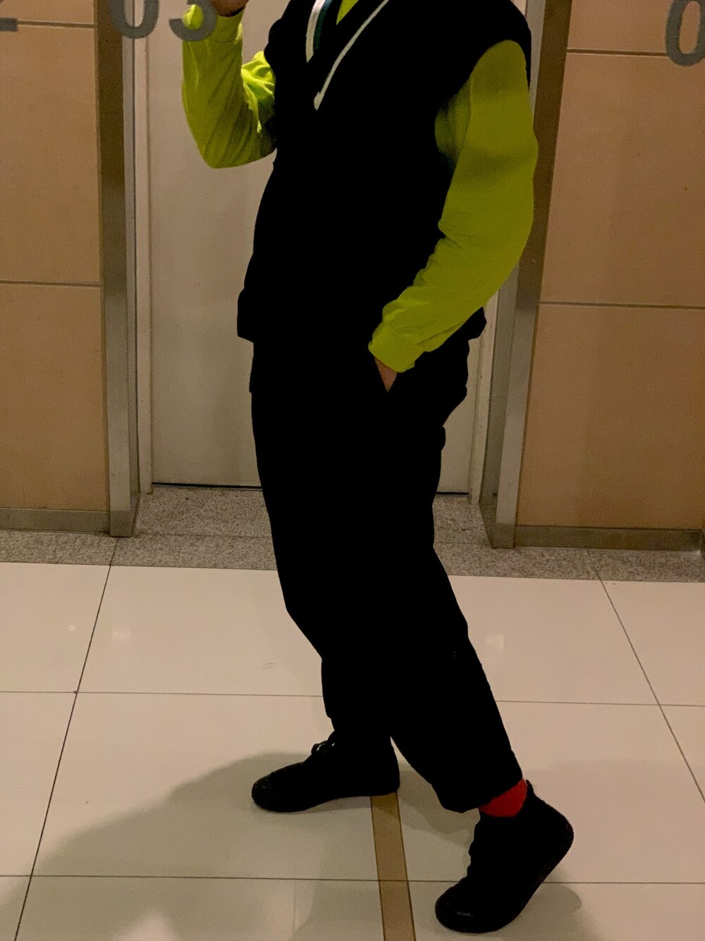 「UNIQLOのアイテム（チノパンツ、ブラック系）」を使った、陈木辛賝さん（メンズ・183cm）の春コーディネートの1枚目の写真