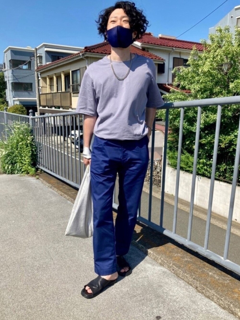 「シンプルコーデ、ootd、タックイン、キレイめ、サンダル、夏コーデ、休日スタイル、ユニクロ、UNIQLO+J、ColeHaan」｜「COLE HAANのゴールドウィン 2.0 スライド サンダル mens（サンダル、ブラック系）」を使った、wetchyyyyyさん（メンズ・169cm）の夏コーディネートの1枚目の写真