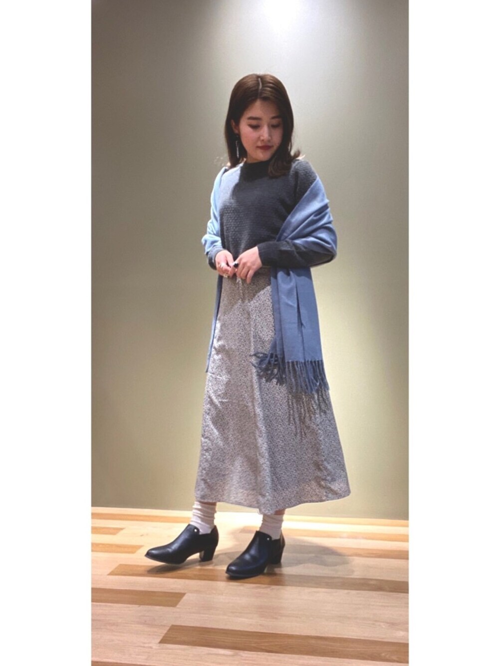 「大人コーデ、秋コーデ、低身長、スカート、ニット、小花柄スカート、グリーンパークス、Green Parks、大人かわいい」｜「Green　Parksの・無地ストール（マフラー、ブルー系）」を使った、sakihoooonさん（レディース・154cm）の秋コーディネートの1枚目の写真