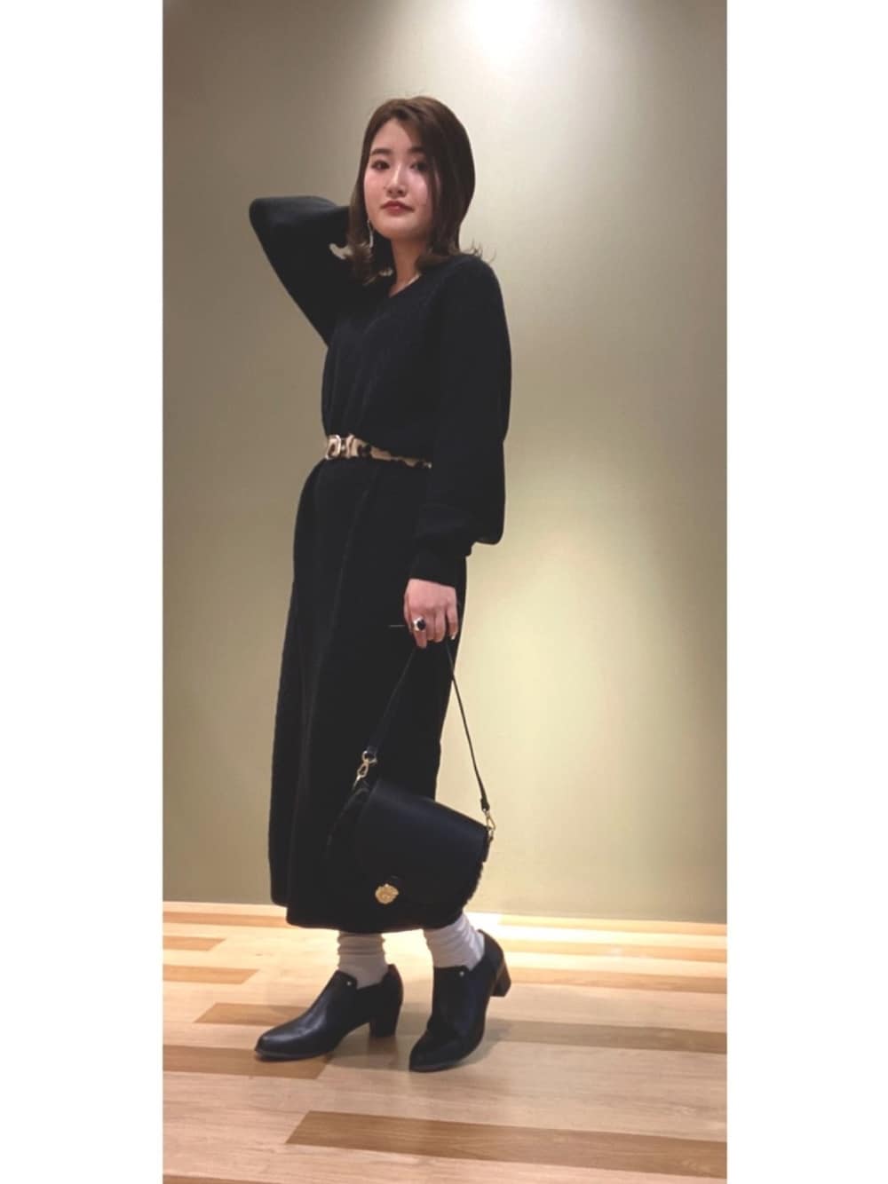 「冬コーデ、低身長、楽チンコーデ、オトナ女子、ニットワンピース、ファーバッグ、グリーンパークス、Green Parks、着回しコーデ、大人カジュアル」｜「Green　Parksの・furry rate ガーター編ニットワンピース（ワンピース、ブラック系）」を使った、sakihoooonさん（レディース・154cm）の秋コーディネートの1枚目の写真