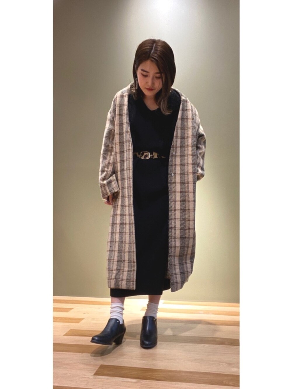 「大人カジュアル、オトナ女子、チェック柄、低身長、ロングコート、グリーンパークス、Green Parks、冬コーデ、ニットワンピース」｜「Green　Parksの・furry rate ガーター編ニットワンピース（ワンピース、ブラック系）」を使った、sakihoooonさん（レディース・154cm）の秋コーディネートの1枚目の写真