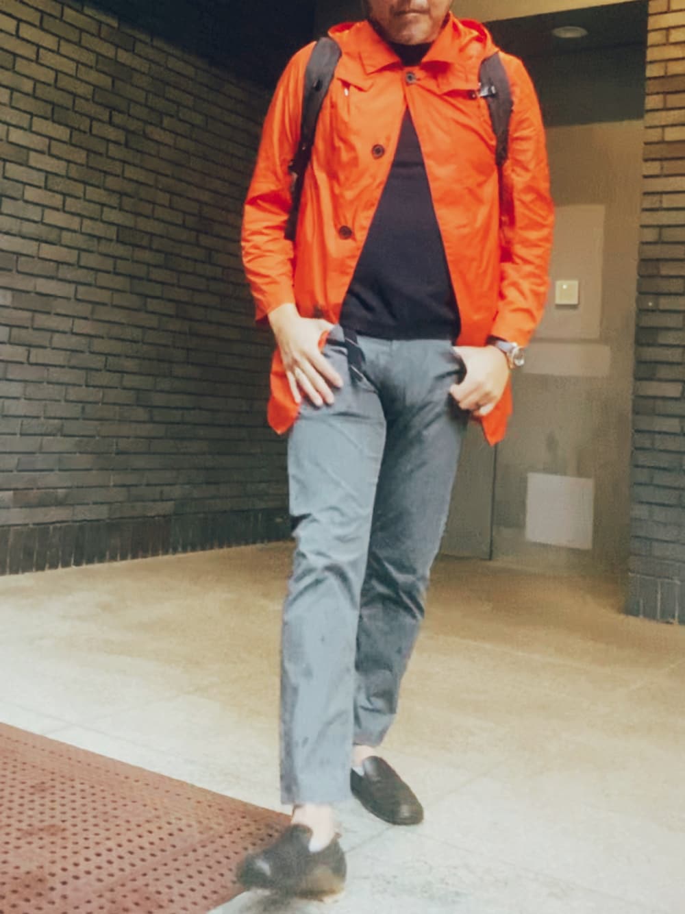「シンプル、レインコート、バックパック、おっさん」｜「Traditional WeatherwearのTWW / トラディショナルウェザーウェアー別注: SHEFIELD W/TAPE　＃（ステンカラーコート、オレンジ系）」を使った、つさん（メンズ・177cm）の秋コーディネートの1枚目の写真