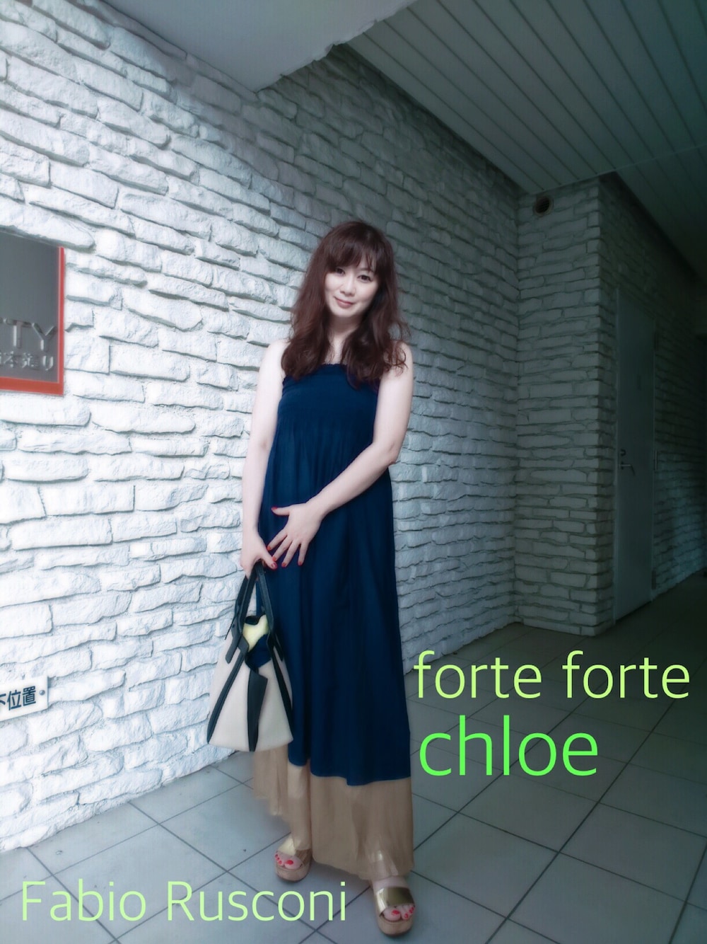 「マキシ丈ワンピース、ベアトップ、ベアトップワンピ、ベアトップワンピース、forte_forte、オトナカジュアル」｜「forte_forteのアイテム（ワンピース、ブルー系）」を使った、ヨウコさん（レディース・161cm）の夏コーディネートの1枚目の写真
