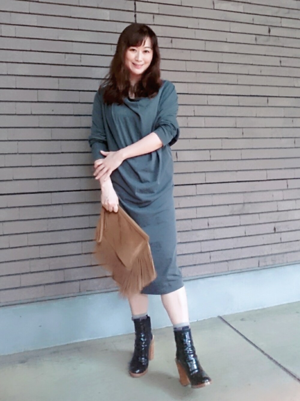 「シンプルコーデ、秋のコーデ、BALENCIAGA、バレンシアガ、ワンピース、ブーツ」｜「BALENCIAGAのアイテム（ワンピース、グレー系）」を使った、ヨウコさん（レディース・161cm）の秋コーディネートの1枚目の写真
