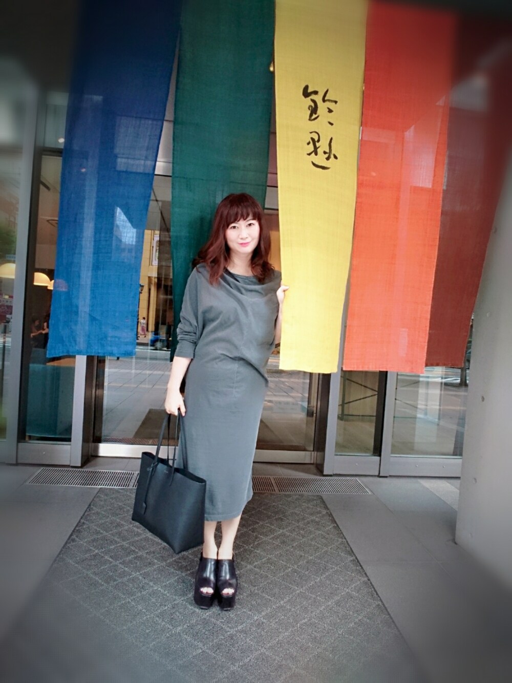 「BALENCIAGA、バレンシアガ、driesvannoten、ドリスヴァンノッテン、サンローランパリ、サンローランバッグ、YSL、SAINTLAURENTPARIS、ワンピース、おしゃれさんと繋がりたい」｜「DRIES VAN NOTENのアイテム（サンダル、ブラック系）」を使った、ヨウコさん（レディース・161cm）の春コーディネートの1枚目の写真