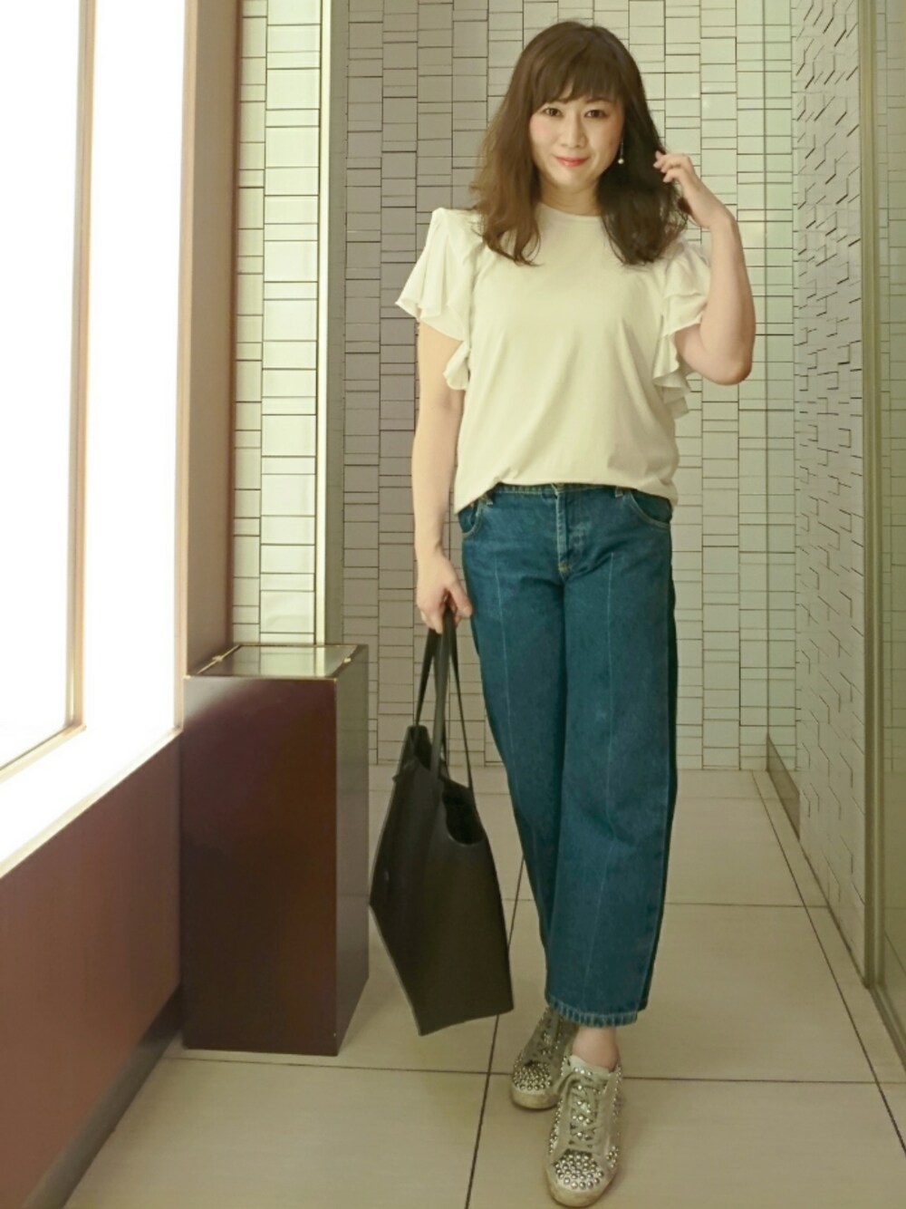 「デニム、ステラマッカートニー、Stella McCartney、YSL、SAINTLAURENTPARIS、GOLDENGOOSE、goldengoosedeluxebrand、BALENCIAGA、大人カジュアル」｜「STELLA McCARTNEYのアイテム（Tシャツ/カットソー、ホワイト系）」を使った、ヨウコさん（レディース・161cm）の夏コーディネートの1枚目の写真