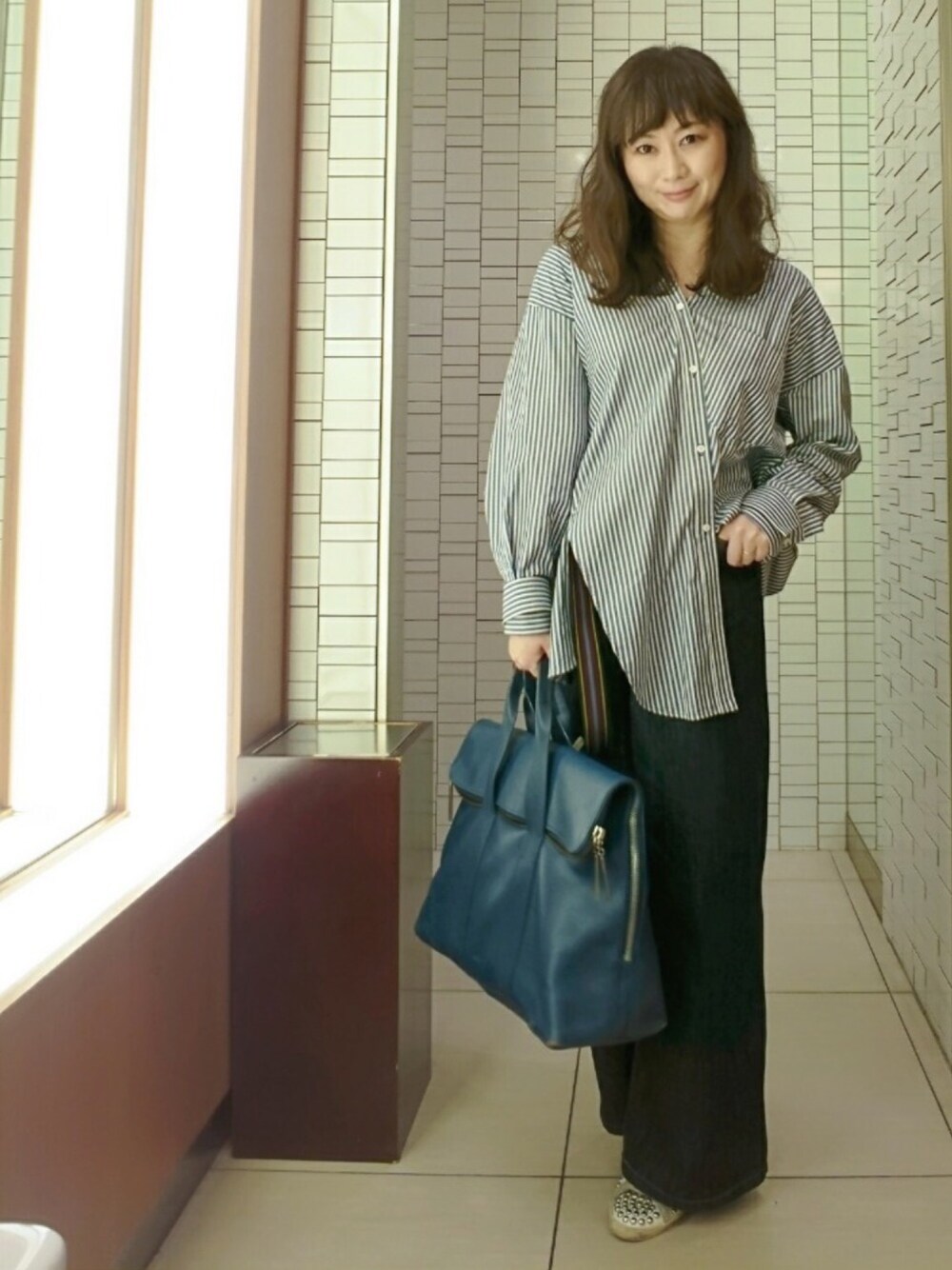 「秋服準備はじめました、driesvannoten、ENFOLD、エンフォルド(ENFOLD)、MARNI、GOLDENGOOSE、goldengoosedeluxebrand、31philiplim、スニーカー、ゴールデングース」｜「3.1 Phillip Limのアイテム（トートバッグ、ブルー系）」を使った、ヨウコさん（レディース・161cm）の秋コーディネートの1枚目の写真