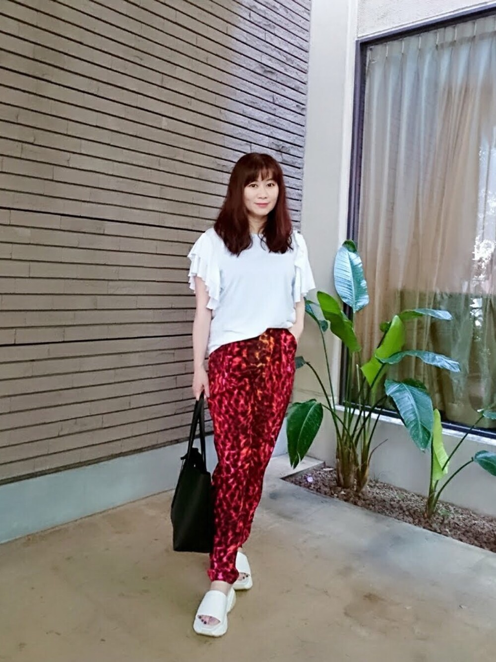 「ステラマッカートニー、stellamccartney、YSL、サンローランパリ、Saint Laurent、saint laurent paris、summer、キレイめ、スポサン」｜「STELLA McCARTNEYのアイテム（Tシャツ/カットソー、ホワイト系）」を使った、ヨウコさん（レディース・161cm）の夏コーディネートの1枚目の写真