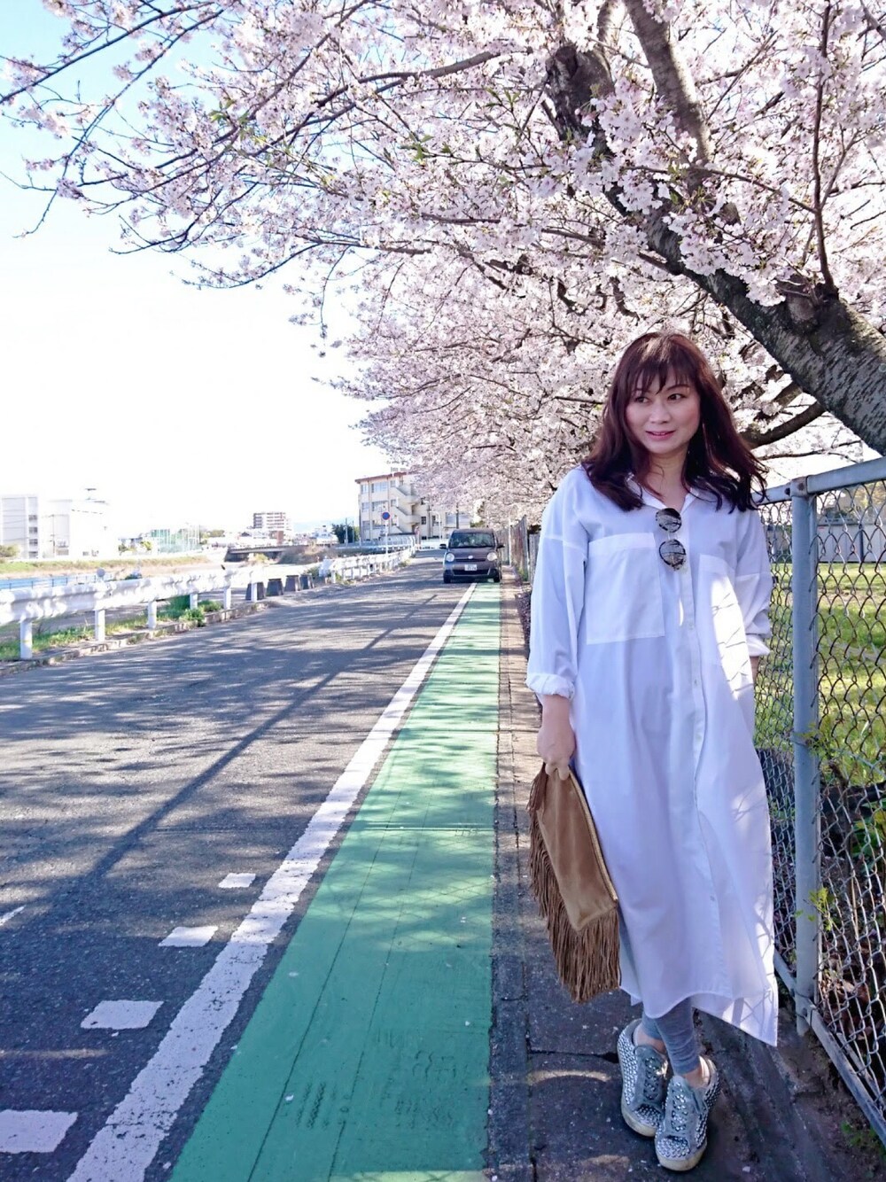 「シャツワンピース、エンフォルド(ENFOLD)、ENFOLD、GOLDEN GOOSE、PIERRE HARDY、PRADA、プラダサングラス、オトナカジュアル、Deuxieme Classe(Deuxieme Classe)」｜「PRADAのアイテム（サングラス、ブラック系）」を使った、ヨウコさん（レディース・161cm）の春コーディネートの1枚目の写真