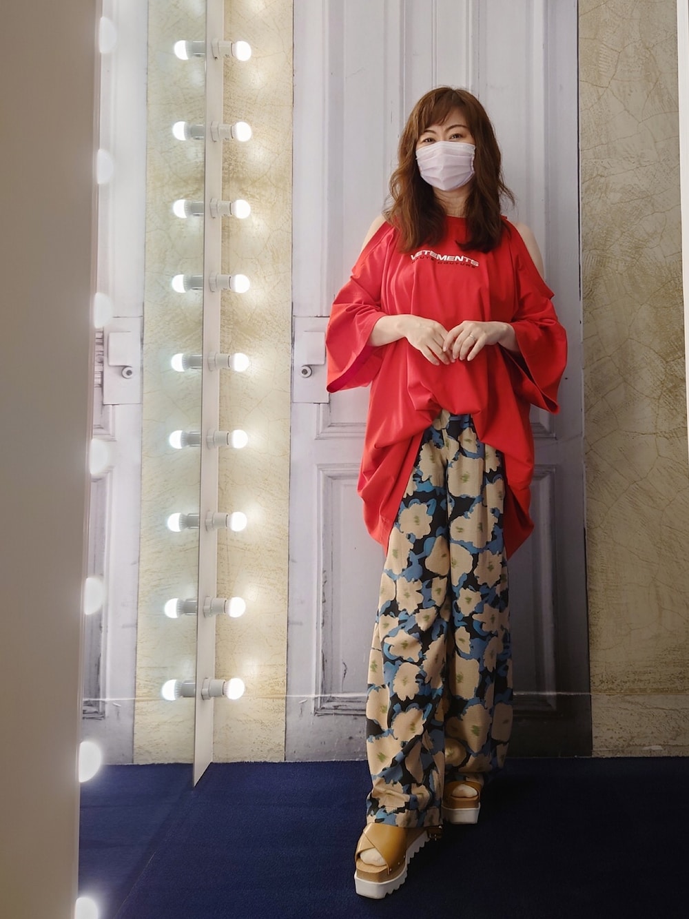 「vetements、ヴェトモン、クリスチャンワイナンツ、christian wijnants、ステラマッカートニー、stellamccartney」｜「VETEMENTSのアイテム（Tシャツ/カットソー、レッド系）」を使った、ヨウコさん（レディース・161cm）の春コーディネートの1枚目の写真