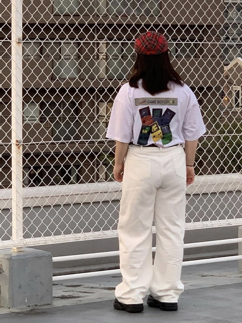 「ホワイトコーデ、ハンチング、ハンチング帽、パンツスタイル、古着」｜「古着屋のアイテム（Tシャツ/カットソー、ホワイト系）」を使った、RINOさん（レディース・150cm）の冬コーディネートの1枚目の写真