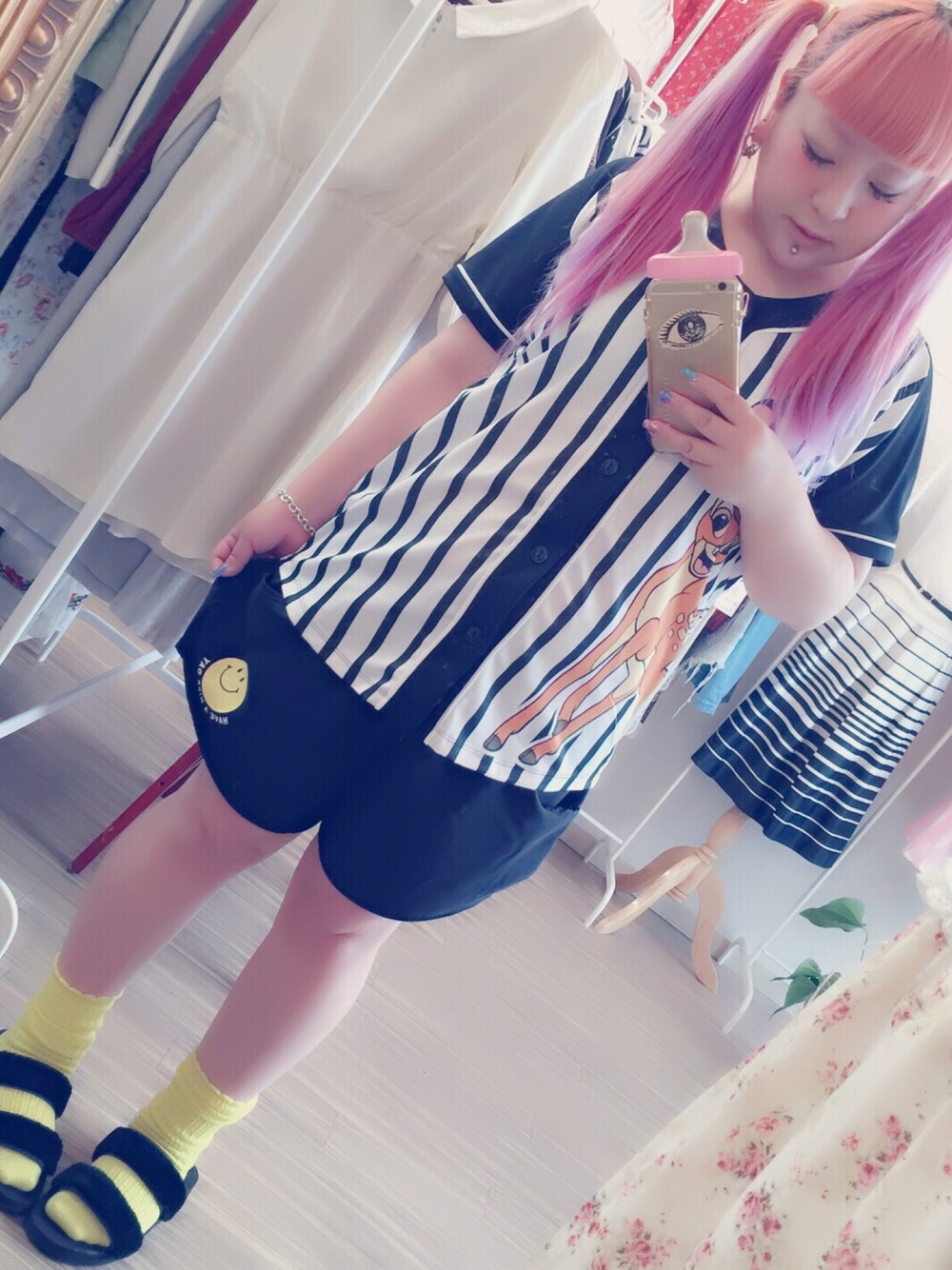 「FOREVER 21のアイテム（Tシャツ/カットソー、ホワイト系）」を使った、粥さん（レディース・150cm）の冬コーディネートの1枚目の写真