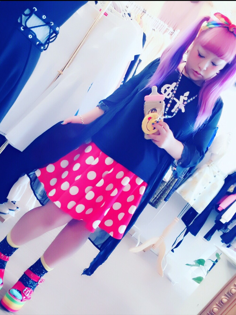 「サンキューマートのアイテム（Tシャツ/カットソー、ブラック系）」を使った、粥さん（レディース・150cm）の冬コーディネートの1枚目の写真