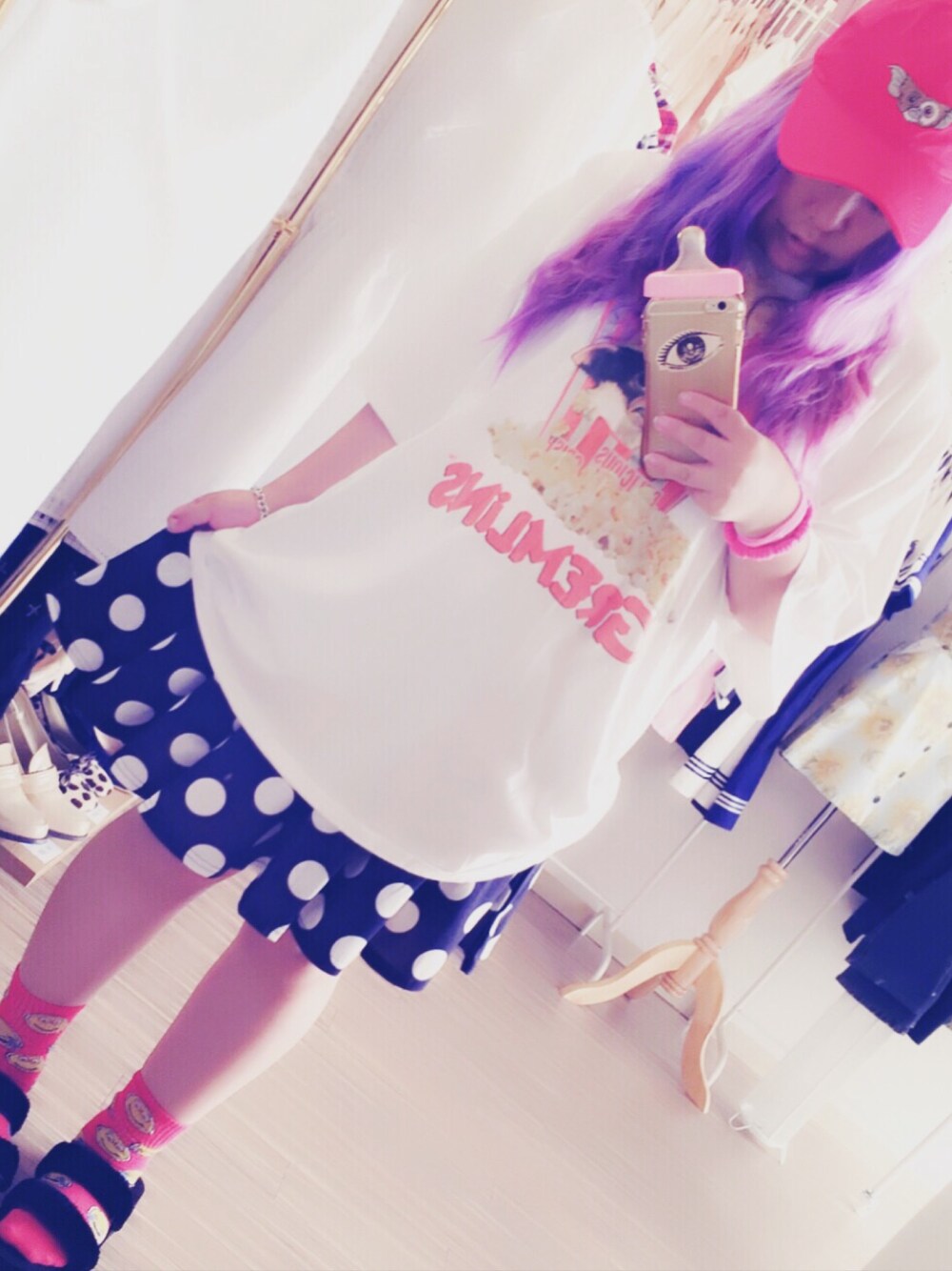 「MILKBOYのアイテム（Tシャツ/カットソー、ホワイト系）」を使った、粥さん（レディース・150cm）の冬コーディネートの1枚目の写真