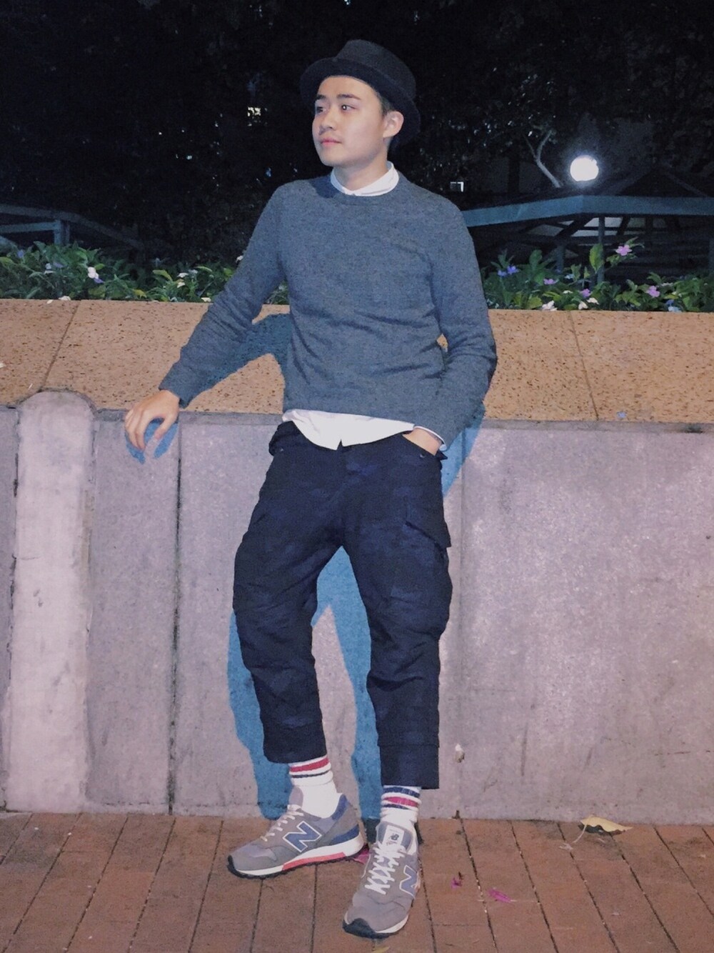 「Hong Kong、street、fashion、hkboy、camouflage、hat」｜「initialのアイテム（シャツ/ブラウス、ホワイト系）」を使った、DERRICK CHEUNGさん（メンズ・165cm）の春コーディネートの1枚目の写真