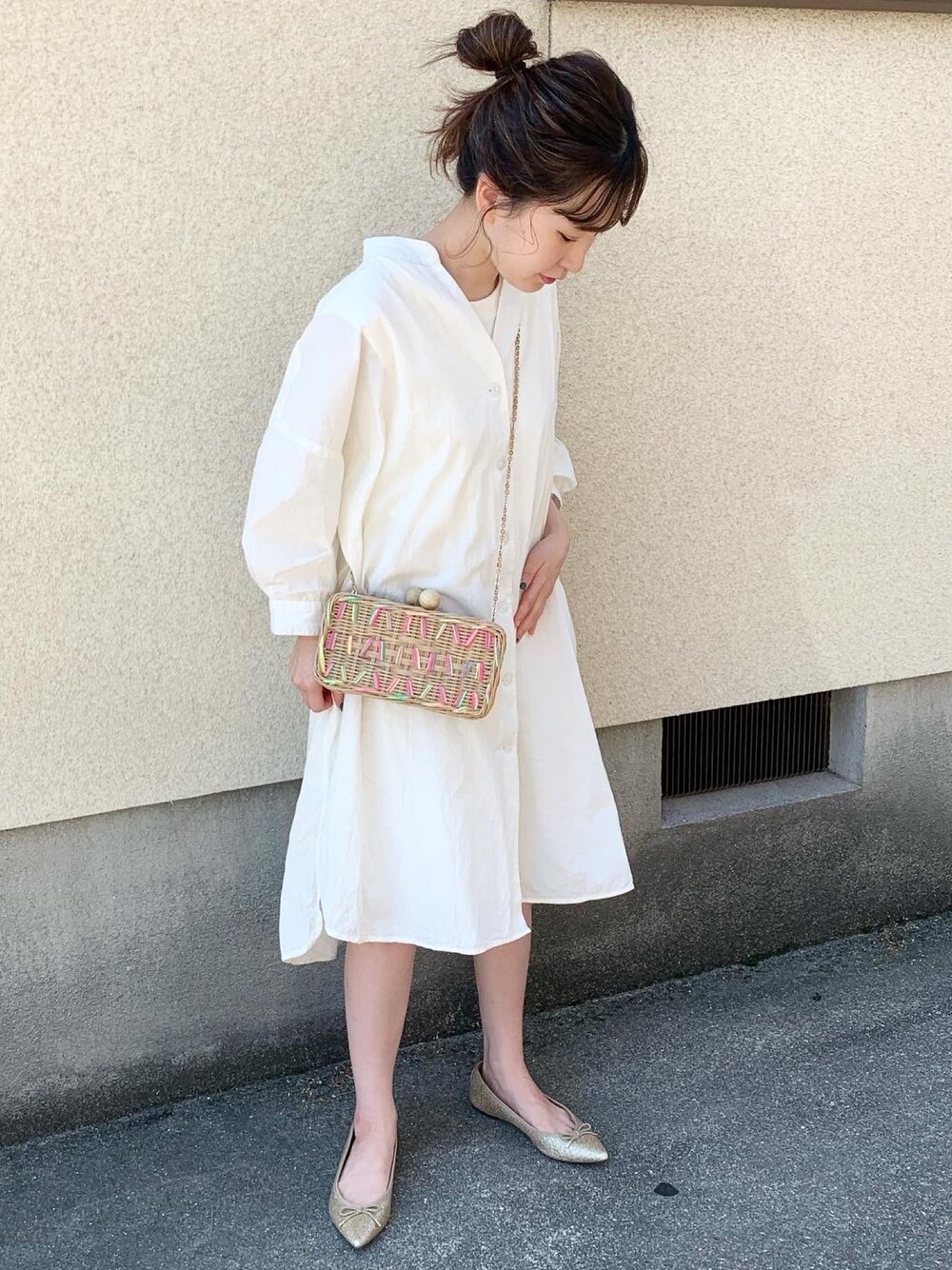 「ラクチンコーデ、低身長コーデ、オーバーサイズ、ワンピース、シャツワンピ、白シャツ、ootd、ホワイト、低身長」｜「KBFの深VネックSETスウェット（スウェット、ホワイト系）」を使った、pirochanさん（レディース・146cm）の春コーディネートの1枚目の写真