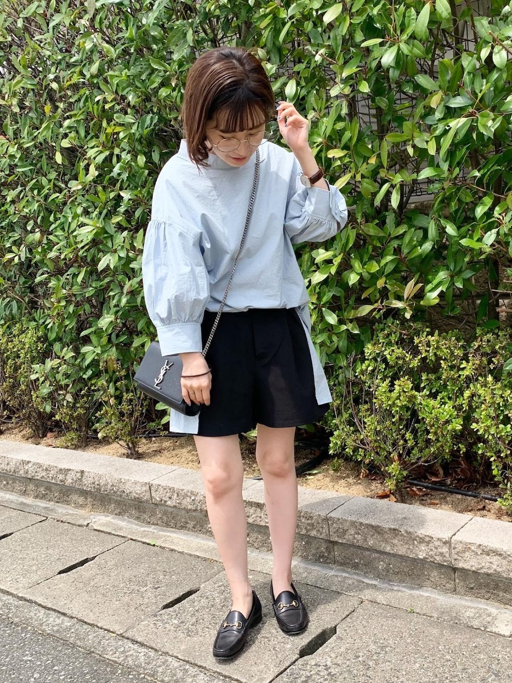 「夏、休日スタイル、キレイめ、くすみカラー、シャツスタイル、シルバーアクセサリー、低身長コーデ、低身長、ローファー、ショルダーバッグ」｜「JEANASISのアイテム（シャツ/ブラウス、ブルー系）」を使った、pirochanさん（レディース・146cm）の夏コーディネートの1枚目の写真