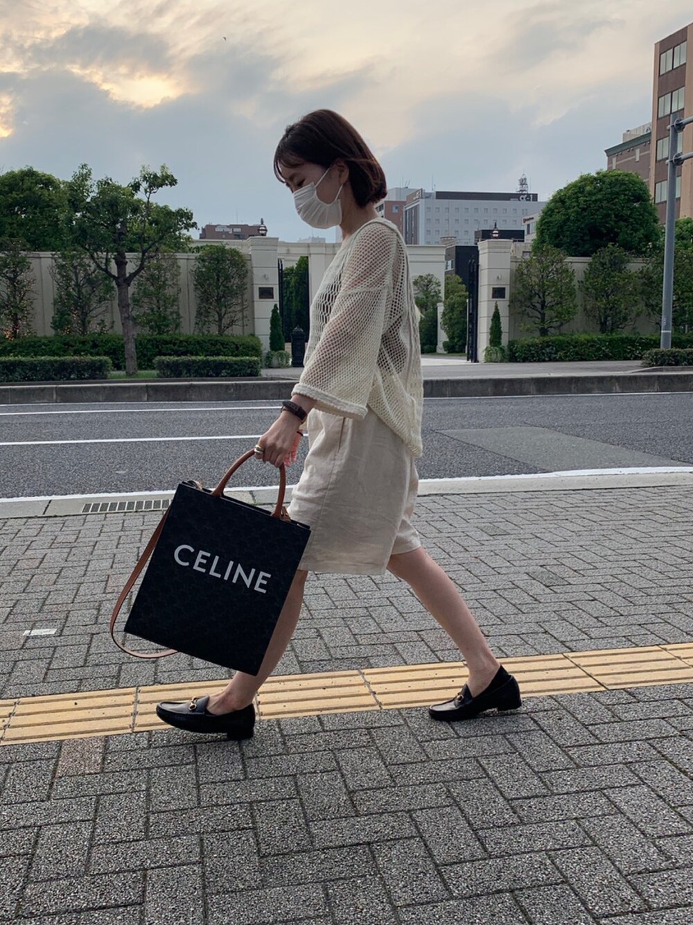 「夏コーデ、きれいめカジュアル、リネン、ベージュコーデ、ローファー、ショートパンツ、低身長、低身長コーデ」｜「CAPRICIEUX LE'MAGEのパターンネットプルオーバー（ニット/セーター、ホワイト系）」を使った、pirochanさん（レディース・146cm）の夏コーディネートの1枚目の写真