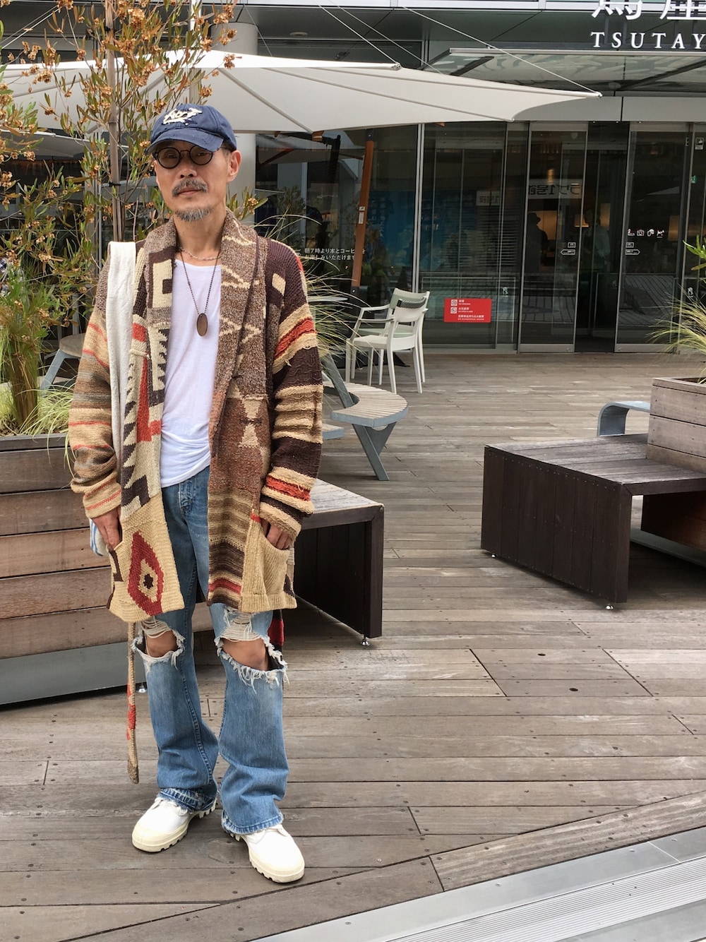 「ガウンコーデ、ガウン、Tシャツ 白、スニーカーブーツ、デニムパンツ、キャップ×メガネ、キャップ、ラルフローレン、グレッグローレン、パラディウム」｜「RALPH LAURENのアイテム（その他アウター、ベージュ系）」を使った、tomoki さん（メンズ・167cm）の夏コーディネートの1枚目の写真