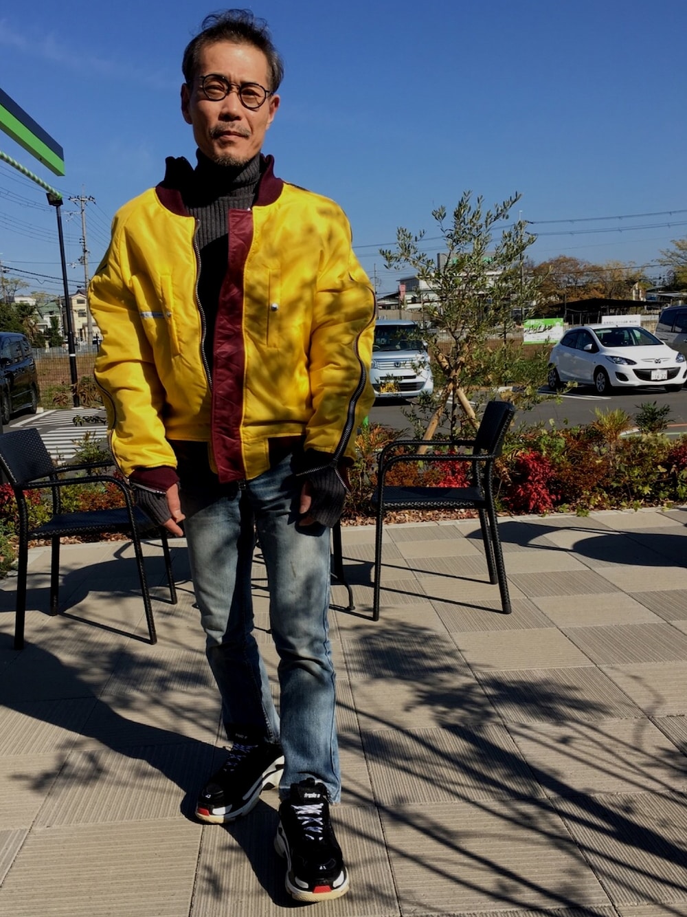 「MA-1、デニムパンツ、タートルネック」｜「JOHN LAWRENCE SULLIVANのアイテム（MA-1、レッド系）」を使った、tomoki さん（メンズ・167cm）の冬コーディネートの1枚目の写真