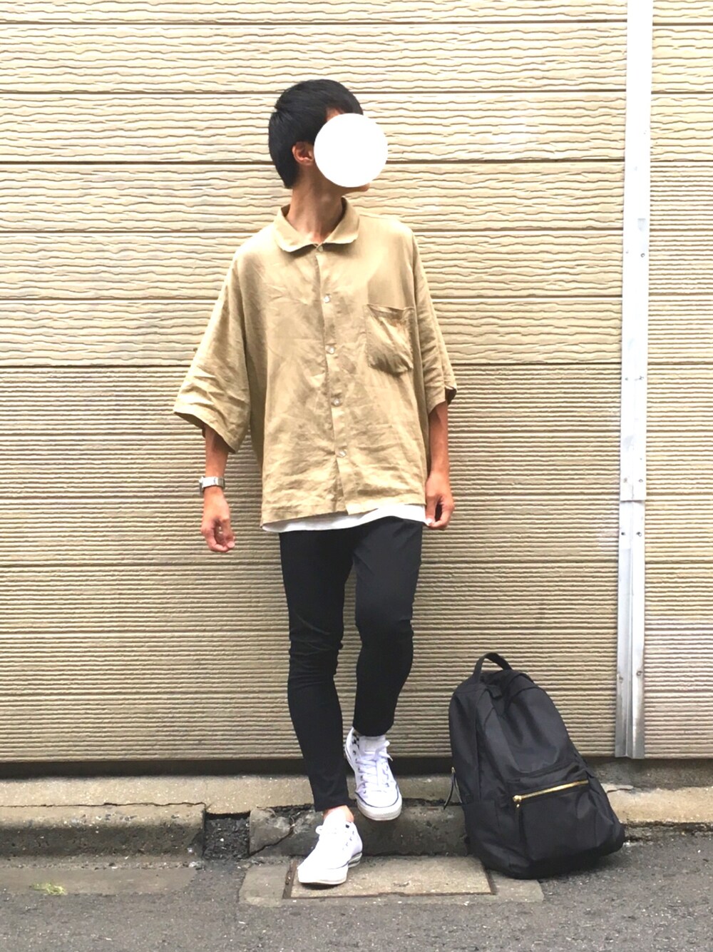 「おしゃれさんと繋がりたい、休日スタイル、Tシャツ、ビッグシルエット、スニーカー、夏、黒コーデ、黒スキニー、ベージュ、WEGO」｜「WEGOのWEGO/フランスリネンビッグシルエットシャツ（シャツ/ブラウス、ベージュ系）」を使った、2’sさん（メンズ・170cm）の夏コーディネートの1枚目の写真