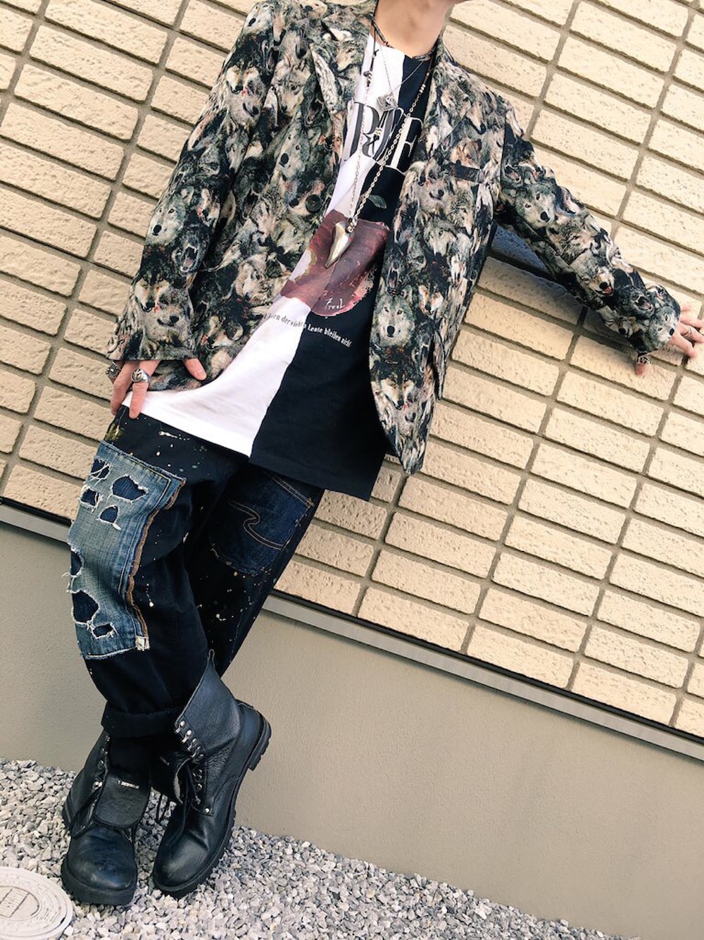 その他のテーラードジャケット、その他のTシャツ/カットソー、ブラック系のチノパンツを着用したメンズの冬コーディネートの1枚目の写真