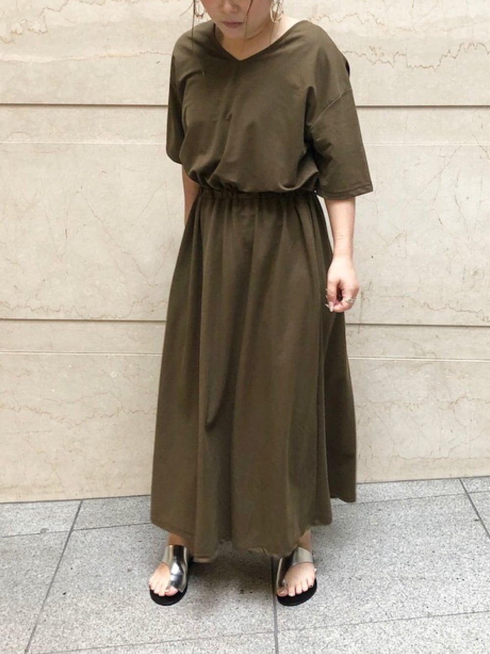 ブラウン系のワンピース、シルバー系のサンダルを着用したレディースの夏コーディネートの1枚目の写真