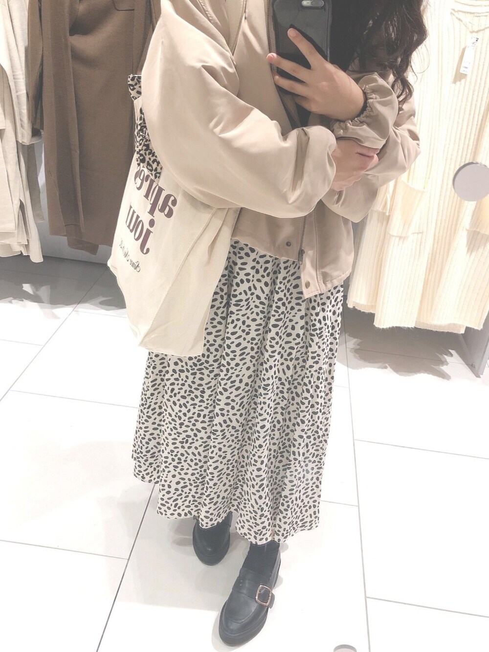 「シンプル、秋冬コーデ、apresjour、GRL、INGNI、Heather、SPINNS、ダルメシアン柄、マウンテンパーカー、ローファー」｜「apres jourの袖ボリューム2WAYマウンテンパーカー【ZOZOTOWN限定アイテム】19AW★（マウンテンパーカー、ベージュ系）」を使った、 ( M )さん（レディース・159cm）の秋コーディネートの1枚目の写真