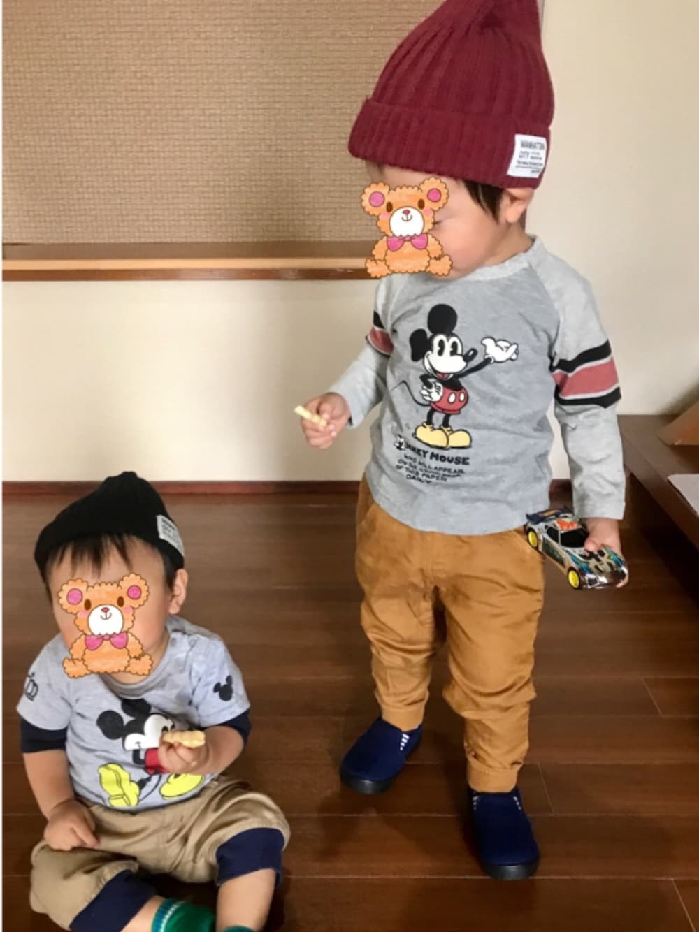 「兄弟コーデ、ニット帽、キッズコーデ、チノパン、ブラウンパンツ、ミッキーT、グレーTシャツ、2歳、０歳、男の子」｜「HusHusHのアイテム（Tシャツ/カットソー、グレー系）」を使った、nozoharuさん（キッズ・90cm）の秋コーディネートの1枚目の写真