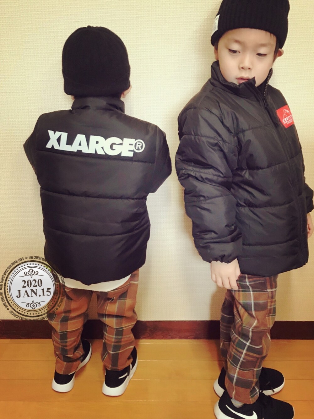 「兄弟コーディネート、ダウンジャケット、チェックパンツ、ニット帽、キッズコーデ、男の子」｜「XLARGEのアイテム（ジャケット/アウター、ブラック系）」を使った、nozoharuさん（キッズ・90cm）の冬コーディネートの1枚目の写真
