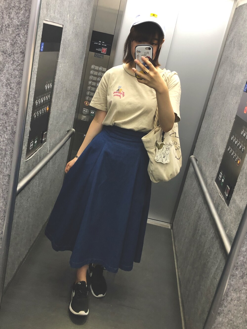 「デニムスカート、デニムスカート着回し、ももコーデ」｜「GUのアイテム（Tシャツ/カットソー、ベージュ系）」を使った、cha🌱さん（レディース・165cm）の夏コーディネートの1枚目の写真