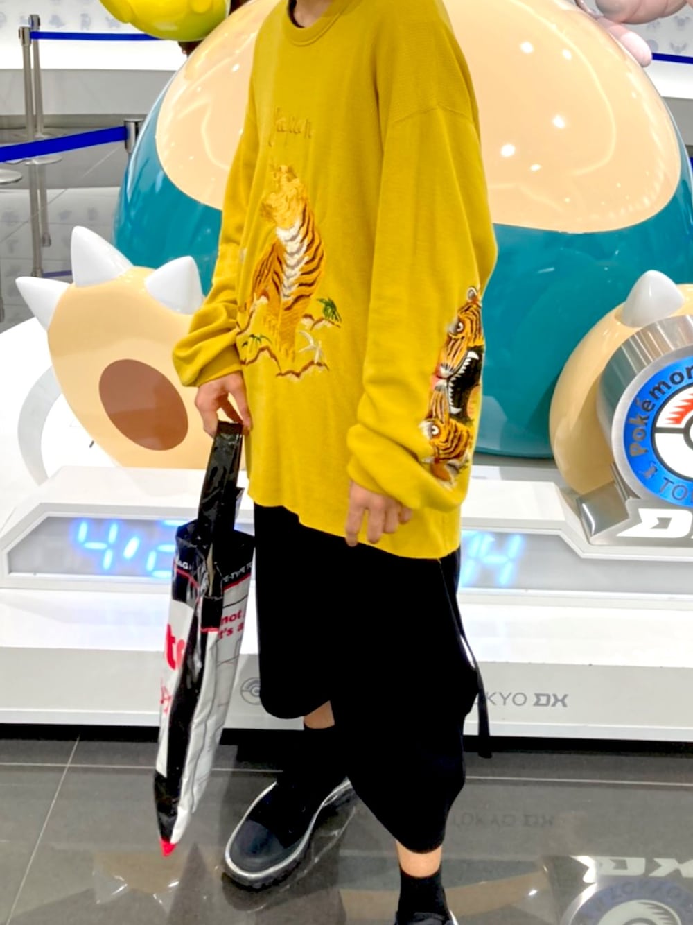 「はるコーデ、スニーカー、今日のコーデ、休日スタイル、ポケモン」｜「doubletの【doublet / ダブレット】BITING EMBROIDERY THERMAL SHIRT（スウェット、イエロー系）」を使った、1415さん（メンズ・170cm）の春コーディネートの1枚目の写真