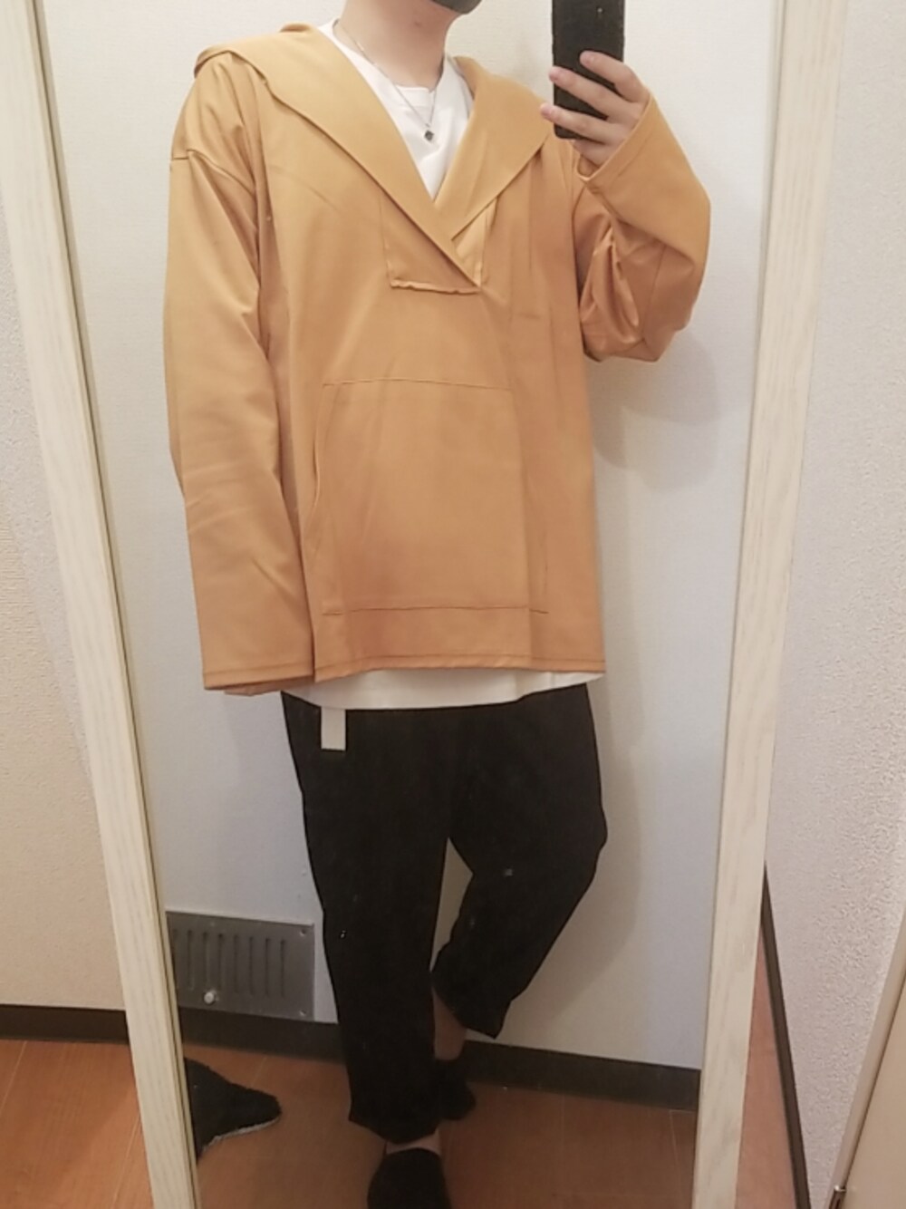 ベージュ系のTシャツ/カットソー、ホワイト系のTシャツ/カットソー、ブラック系のその他パンツを着用したメンズの春コーディネートの1枚目の写真