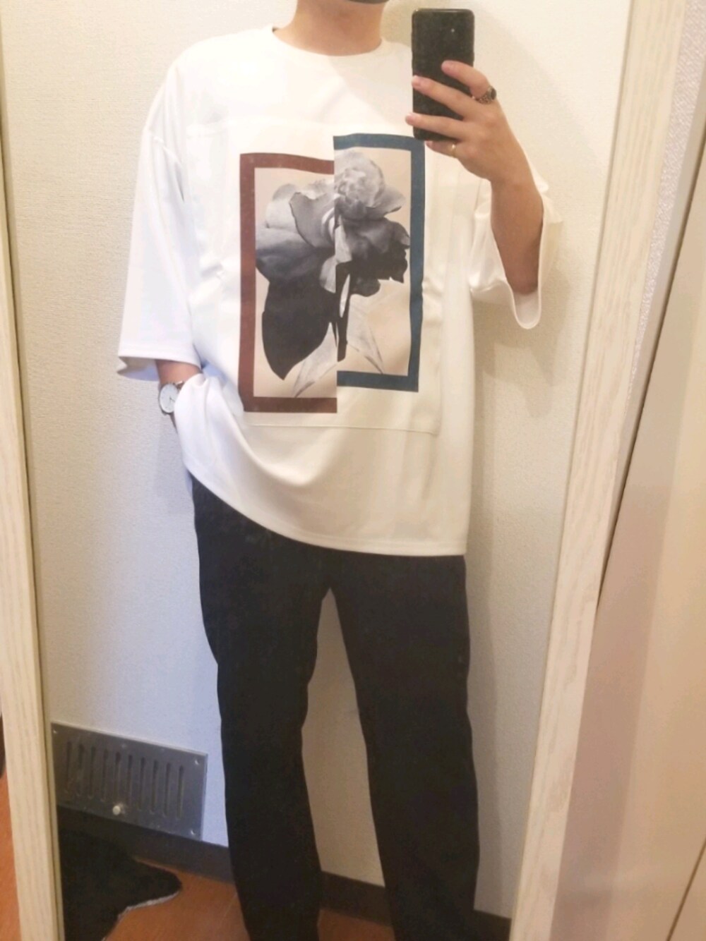 ホワイト系のTシャツ/カットソー、ブルー系のスラックス、ブラウン系のアナログ腕時計を着用したメンズの春コーディネートの1枚目の写真
