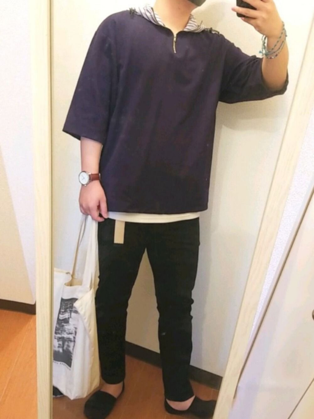 ブルー系のパーカー、その他のトートバッグ、レッド系のTシャツ/カットソーを着用したメンズの春コーディネートの1枚目の写真