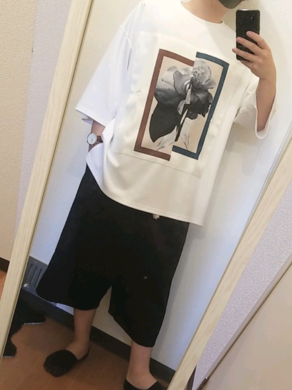 ホワイト系のTシャツ/カットソー、ブラック系のその他パンツ、ブラウン系のアナログ腕時計を着用したメンズの春コーディネートの1枚目の写真