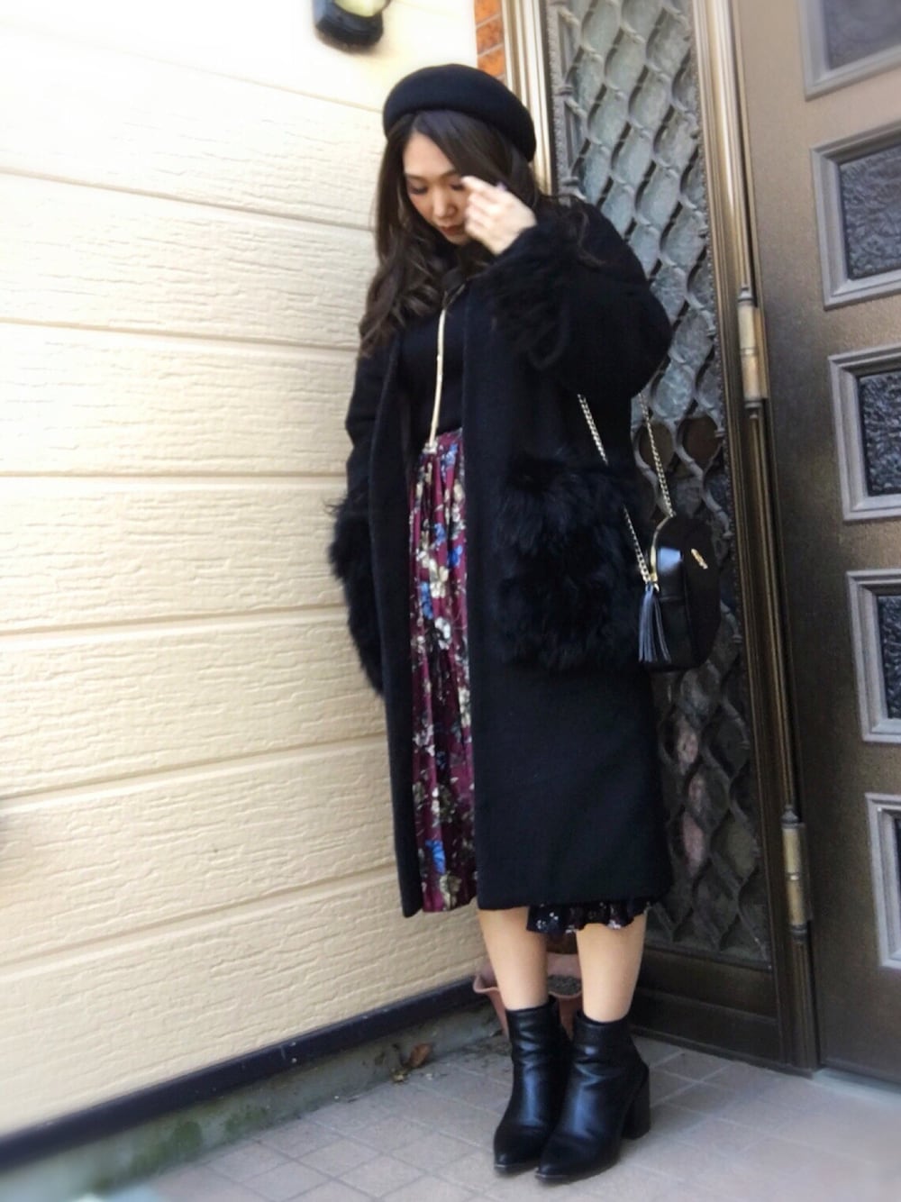 「EVRIS 、RESEXXY、dholic、プリーツスカート、ブラックコーデ、ファーコート、ベレー帽、ootd、黒、スカート」｜「EVRISのプリーツFLOWERコンビミディースカート（スカート、レッド系）」を使った、tootanさん（レディース・158cm）の冬コーディネートの1枚目の写真